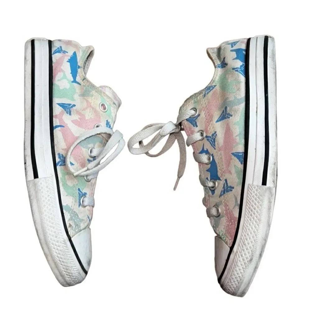 ❤️‍🔥Converse Junior Low Tops White Shark Pastel Print - Size 2